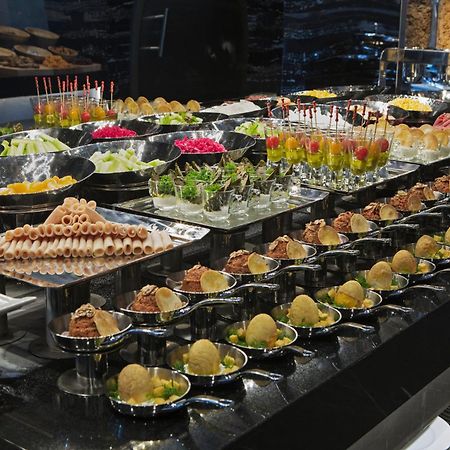 Doubletree By Hilton Istanbul - Piyalepasa Istambul Exterior foto A buffet of canapés