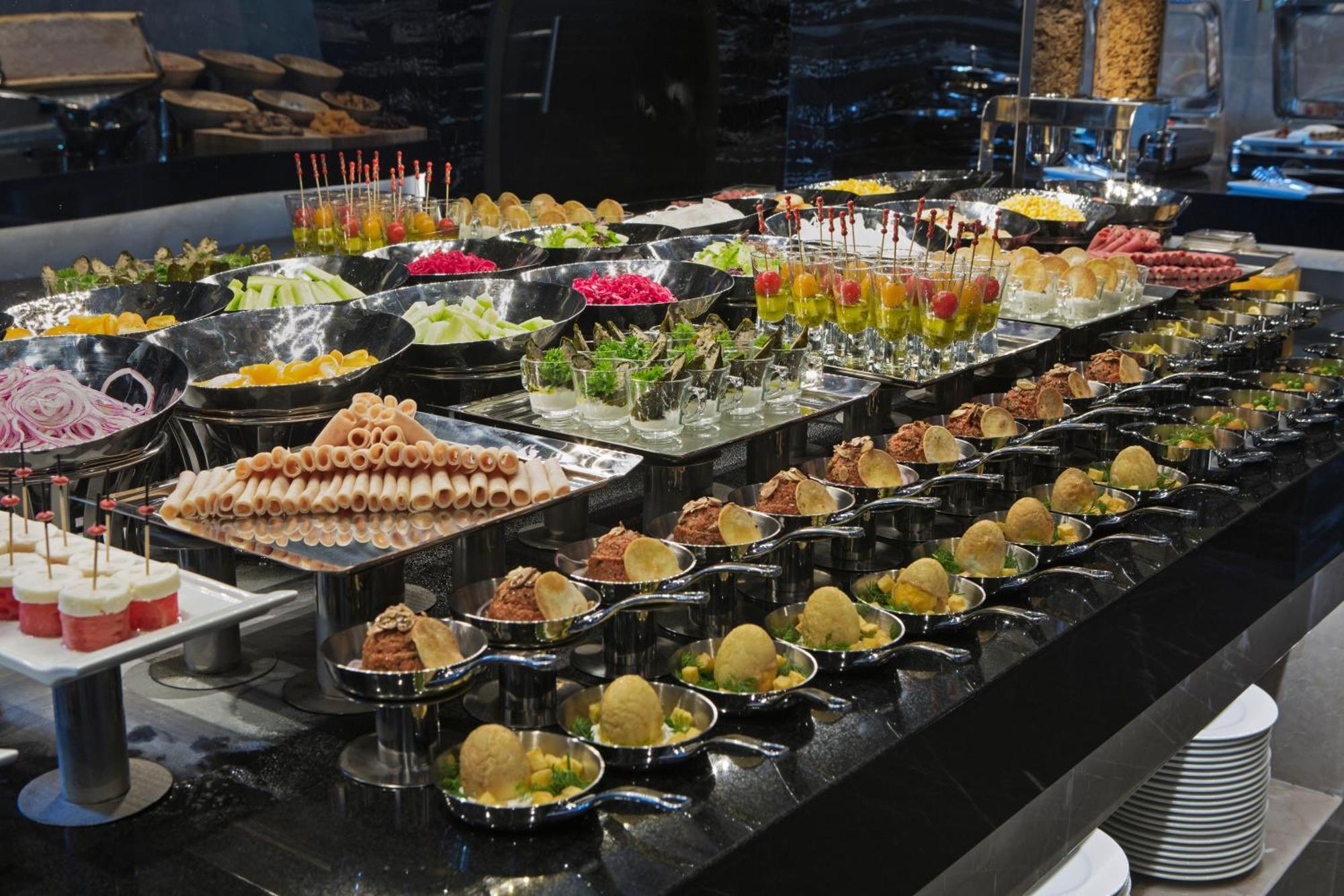 Doubletree By Hilton Istanbul - Piyalepasa Istambul Exterior foto A buffet of canapés