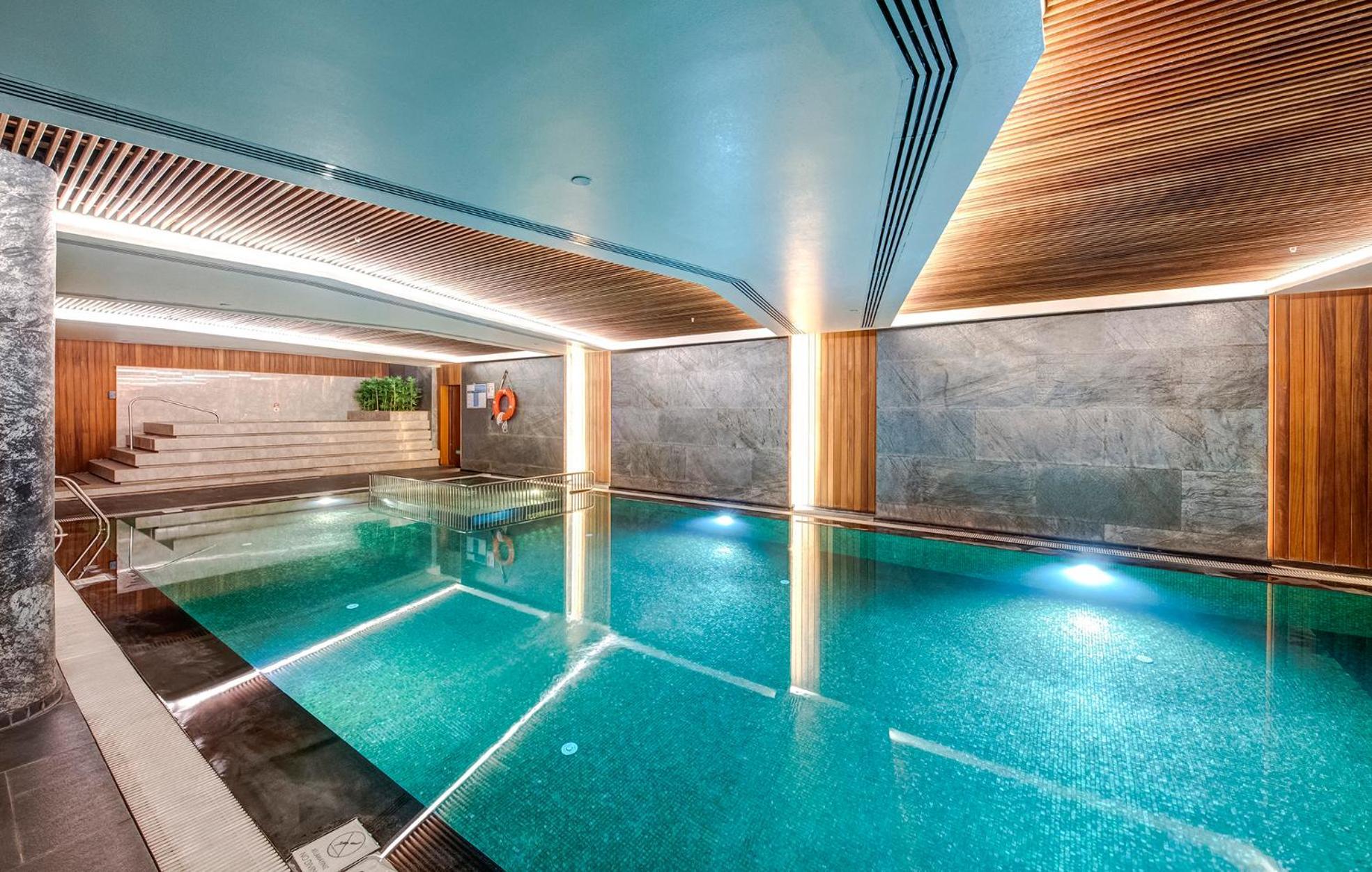 Doubletree By Hilton Istanbul - Piyalepasa Istambul Exterior foto The swimming pool at the hotel