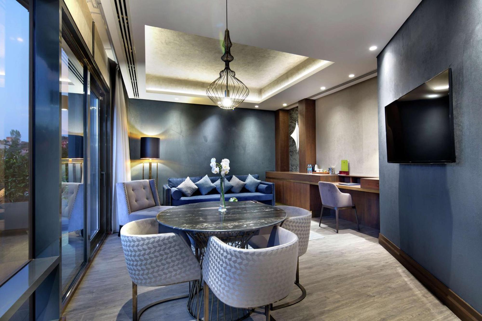 Doubletree By Hilton Istanbul - Piyalepasa Istambul Exterior foto The Executive Lounge at the hotel