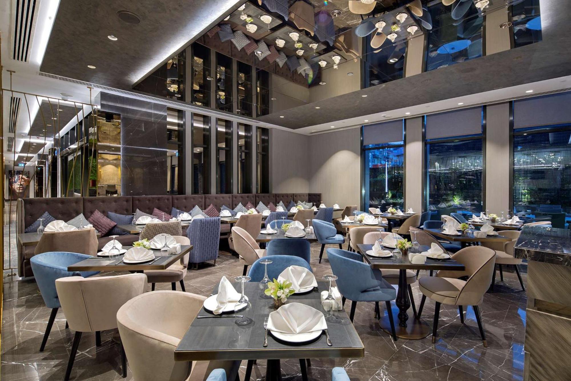 Doubletree By Hilton Istanbul - Piyalepasa Istambul Exterior foto The interior of the restaurant