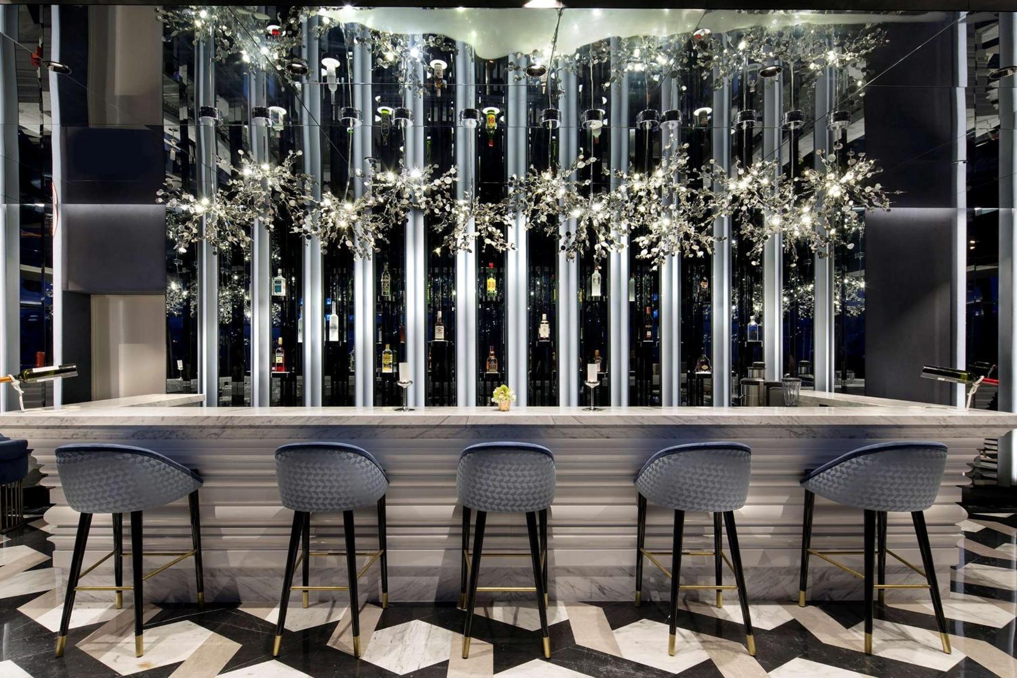 Doubletree By Hilton Istanbul - Piyalepasa Istambul Exterior foto The bar at the hotel