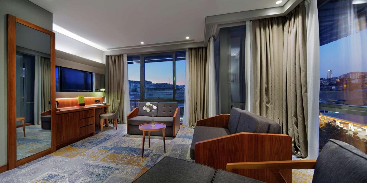 Doubletree By Hilton Istanbul - Piyalepasa Istambul Exterior foto A suite at the hotel